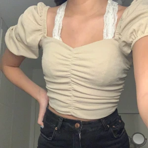 Beige top - Beige top från H&M i storlek xs. Materialet syns på andra bilden ⚡️ 150kr, frakten är inräknad i priset (spårbart)