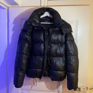 Svart puffer jacket från bikbok storlek S, använd 1 vinter. Helt slutsåld, 300kr+63kr frakt. Buda gärna i kommentarerna🌸💖