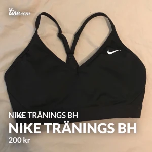 NIKE TRÄNINGS BH - Jättesnygg och jättebra NIKE BH. Den är V formad och sitter inte för hårt.