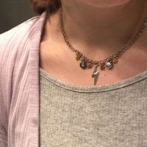 Halsband  - Kedjehalsband med berlocker! 🌟  Pris: 99 kr  Frakt: 11 kr  Kontakta mig vid intresse eller frågor!  