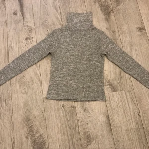 Grå polotröja - Grå polotröja i storlek S. Bra skick! Vid intresse kan eventuellt fler bilder skickas.