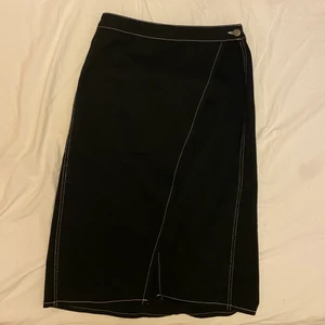 Kjol från Weekday  - Säljer denna jättefina kjol från Zara i storlek M då den är förstor för mig, den är endast använd ett fåtal gånger och därför i ett bra skick😚😚