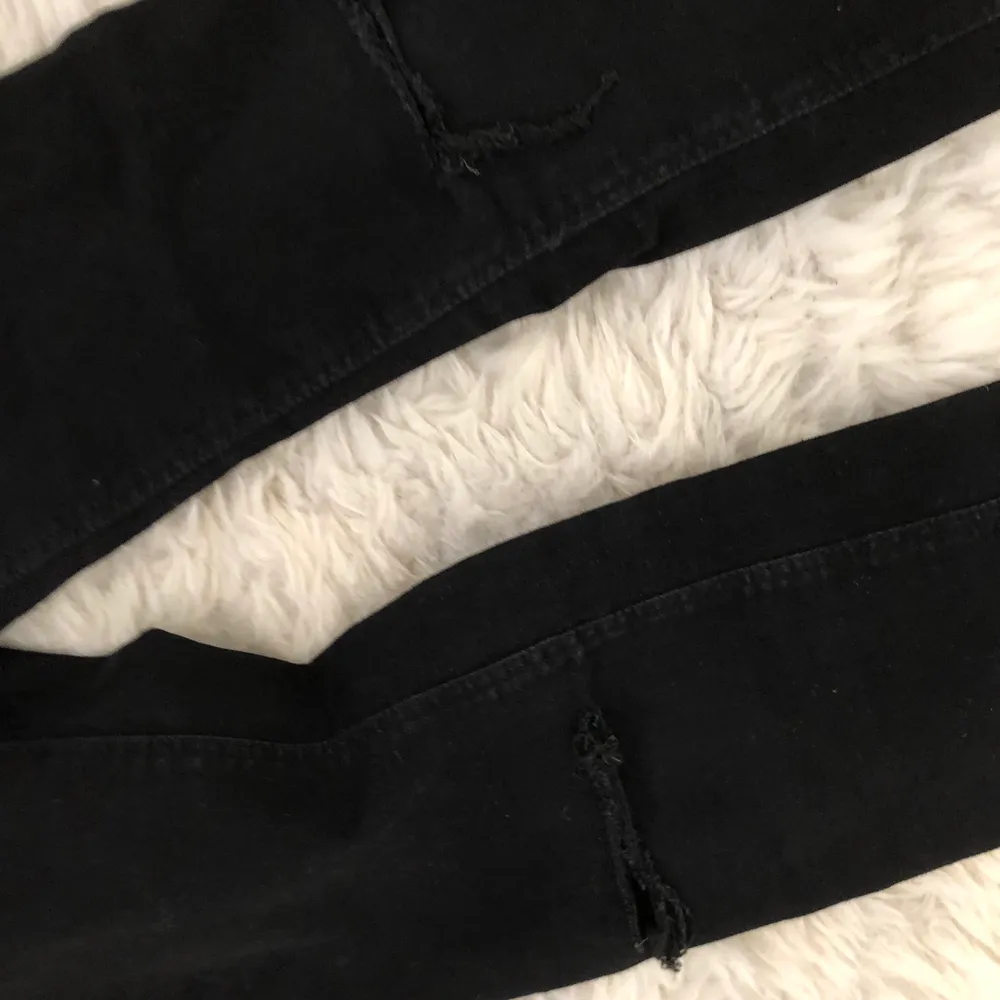 Svarta jeans med hål från zara i storlek 38. Passar 36 och kanske 34 eftersom dom är väldigt stretchiga. Köparen står för frakten.. Jeans & Byxor.
