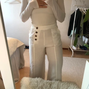 Linnebyxor - Vita linnebyxor med bruna knappar i storlek 36 som går över ankeln,mitten av vaden på mig som är ca 160 lång. Använda en gång💜