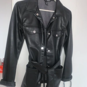 Skinnjacka  - Skinnjacka från H&M säljer pågrund av att den inte kommer till användning, Den är i storlek S