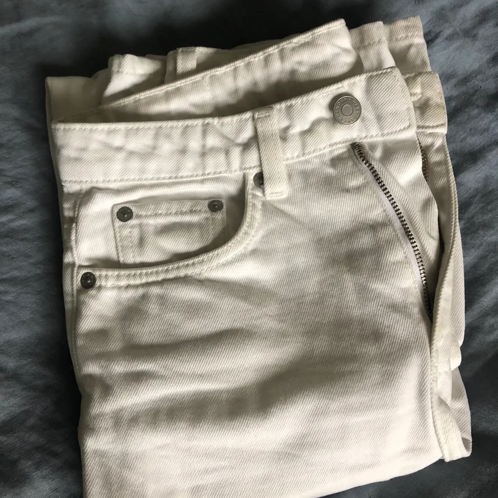 Weekday jeans i färgen loved white och modellen voyage. Storlek w24 l30. Jeans & Byxor.