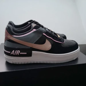 Air Force 1 Shadow Black Bronze - Säljer detta par Af1 Shadows i Storlek 40, Slutsålda överallt och väldigt eftertraktade, perfekta vinter/höstskon! Pris: 1400kr.