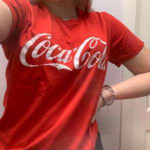 snygg t-shirt med coca cola loggan på! Exyremt mjuk i tyget!! Sparsamt använd. Säljs pga att jag rensat garderoben. Säljer även likadan i vit