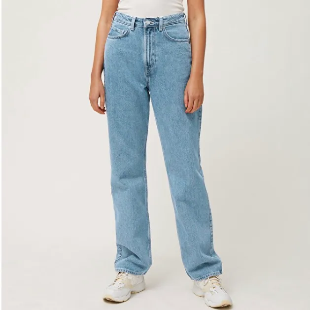 Säljer ett par weekday jeans i modellen ”Rowe”! Säljes pga för stora så kommer därför inte till användning, använda cirka fem gånger. Jeansen är i färgen ”sky blue” och storlek 26/30 🥰 Köparen står för frakt! . Jeans & Byxor.