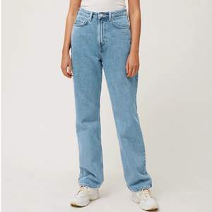 Säljer ett par weekday jeans i modellen ”Rowe”! Säljes pga för stora så kommer därför inte till användning, använda cirka fem gånger. Jeansen är i färgen ”sky blue” och storlek 26/30 🥰 Köparen står för frakt! 