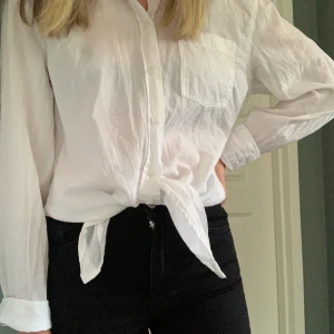 Skjorta - En vanlig vit skjorta som nästan inte är andvänd då det inte är min stil.köparrn står för frakten.