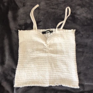 Vitt linne från Bikbok strl XS - Köpte för 1 år sen, knappt använt (inte min still). Ganska stretchigt så passar XS och S. 