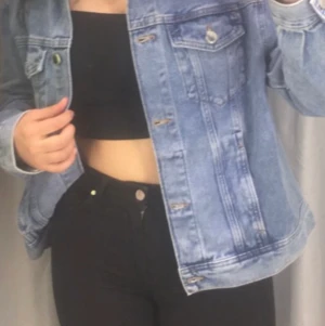 Jeansjacka - Storlek: XS. Den är lite stor i storleken och passar även en S och M. Använda endast en gång. Original pris: 249kr💕