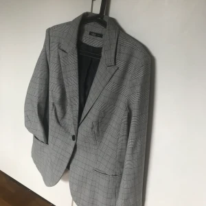 Superfin randig kavaj!  - Köptes här på Plick men har tyvärr aldrig blivit använd. Storlek 48 men skulle passa S-L beroende på hur man vill att den ska sitta! Jag är vanligtvis S/M och ni ser hur den sitter på mig! Skickas mot fraktkostnad 🥰