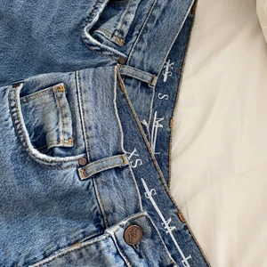 Mom jeans från bikbok - Svin snygga mom jeans från bikbok i modellen All star. Vid snabb affär bjuder jag på frakt. Sitter as bra i rumpan och går ungefär till ankeln. Vid intresse skriv för bilder på. De i xs har jag gjort ett hål på knät, sviiin snyggt:)