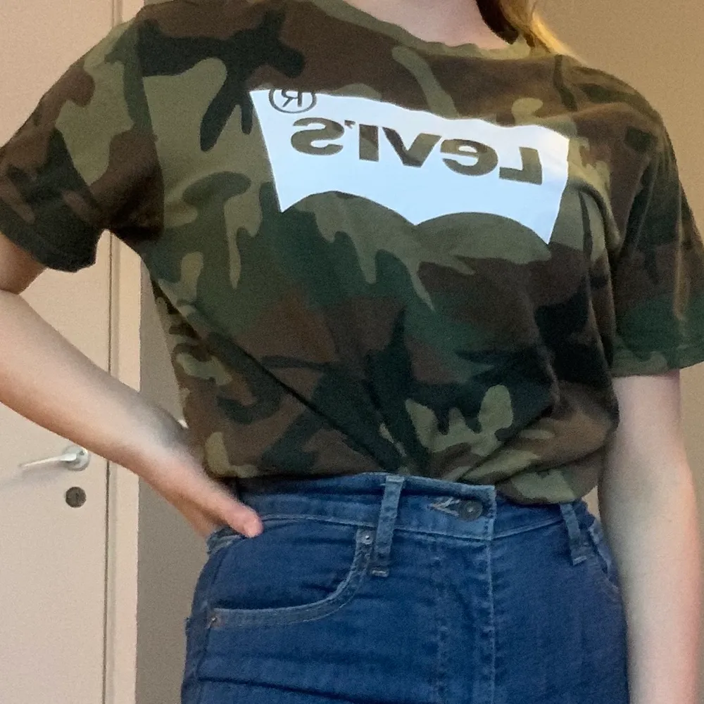 kamouflage tshirt från levi’s, säljer pga ingen användning av den längre. Väldigt bra kvalite och fint skick. kontakta mig för fler bilder 😌🥰. T-shirts.