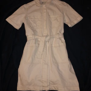 Vit jeansklänning - Supersnygg vit jeansklänning med detaljer ifrån gina tricot som aldrig är använd då jag inte har haft tillfälle. Frakten ingår i priset!