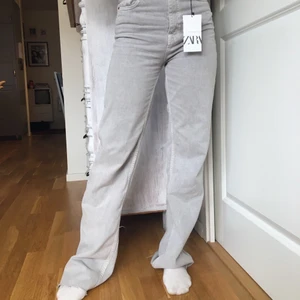 Zara gråa jeans - INTRESSEKOLL! Jag funderar på att sälja mina helt nya gråa populära jeans från Zara. Helt oanvända och prislappen är kvar. Skriv om ni är intresserade