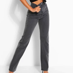 Helt oanvända med lappen kvar!!!! - Byxor från boohoo tall i denna fina grå färg, fick hem dom precis och va lite små så säljer dom på en gång. Lappen sitter kvar och dom är enbart testade. Säljer för bra bud. Frakten är inräknad i priset 🥰 är en M men sitter som en S 