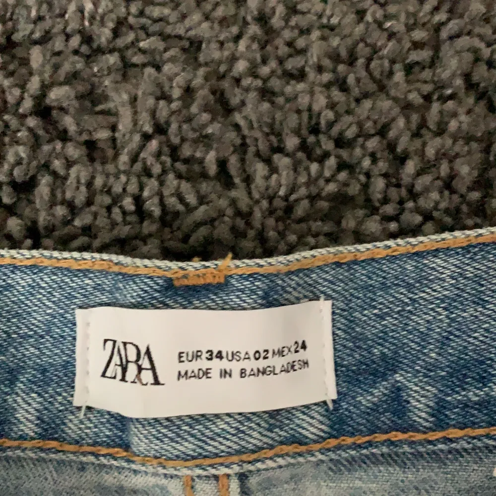 blåa jeansshorts från ZARA i strl 34, säljer för de är för små, 100kr frakt ingår. Shorts.