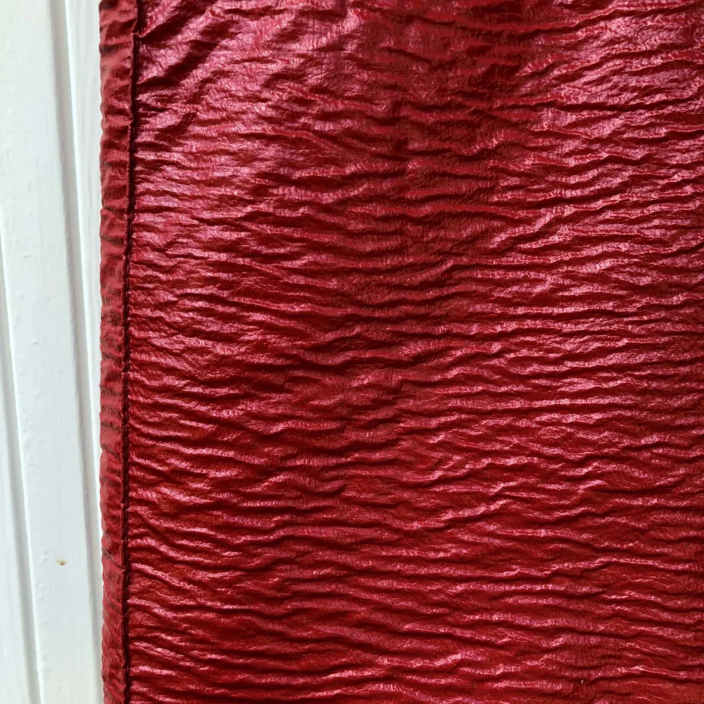 Fin röd vintage väska i jätte fin stick. Som ny. Cirka 30 cm lång. Bekväm i axeln. Frakt tillkommer ✨🛍. Väskor.