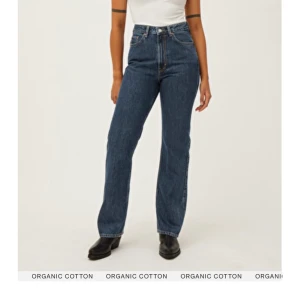 Rowe jeans - Blåa Rowe jeans från weekday i str 28/32 och är i jättebra skick!! Passar storlek 26/27 då de blir loose fit