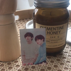 BTS sticker - Hög kvalitets klistermärke av taehyung och yoongi, klistermärket är på glossy paper och är soft aesthetic! Möts upp vid tc, kan även skicka (köparen står för frakt)