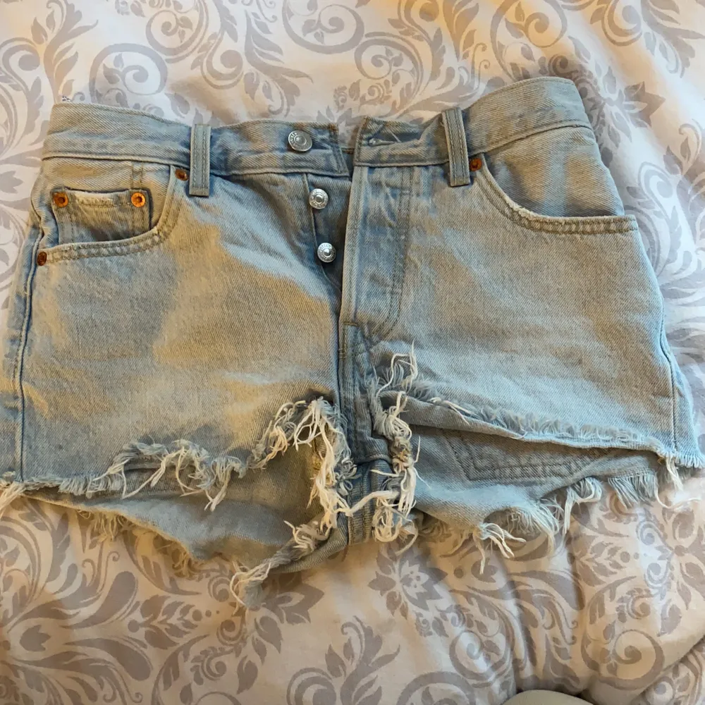 säljer dessa fina shorts från levis, Fint skick men tyvärr för små. Ett par 501 i storlek 25. Jeans & Byxor.