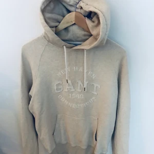 Gant tröja strl M  - Använd endast 1 gång, ny skick. Kan passa S men de är strl M. 400kr inkl frakt 