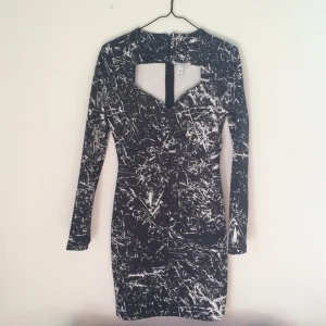  - Tajt, långärmad klänning från NLY trend, aldrig använd.