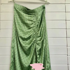 glansig kjol - En jättefin glansig och trendig kjol som jag köpte här på plick med en snygg slits, den satt dessvärre en aning för tajt på mig så säljer därför 😁