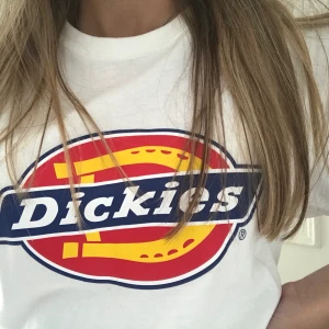 Dickies vit t-shirt - Har används ett få tal gånger. Ord. pris 250kr, säljer för 90kr. Mötas i Göteborg eller postar jag tröjan till dig.