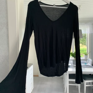 NLY TREND STORLEK XS - En svart tröja ifrån nly trend i storlek XS, använd ca 2/3 gånger! Mycket fint skick