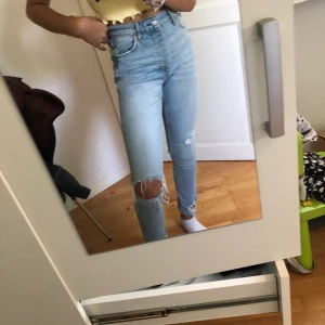 Jeans från Gina🤍 - Använda någon gång men väldigt nyskick! Trendiga byxor från Gina Tricot!💘Modellen har slitningar på bakfickorna och på ganska många ställen som kan visas tydligare!🤍