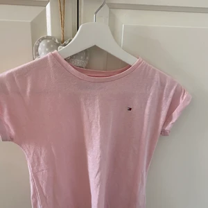 Rosa tshirt - Knappt använd. Storlek 128 men passar mig som är 154. Den är stor i storleken. Den är jätte fin att ha till ett par jeans men passar även som pyjamas T-shirt. Originalpris är 400 mitt pris är 60 kr + frakt. Kolla gärna in min profil för mer fina saker⚡️💘🦋