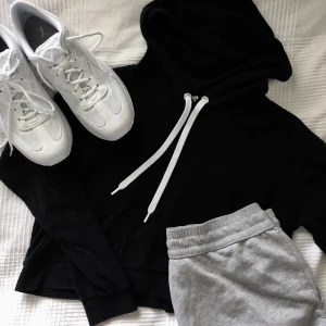 Croppad hopdie svart - Svart croppad hoodie från hm, storlek M