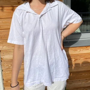 Oversized Adidas tröja! - En vit oversized adidas tröja! Toppskick och storlek L men passar under också för en mer oversized look💞 fin krage med knappar och ett adidas märke på baksidan under kragen. Frakten kostar 49kr  bud slutar lördag! Bud just nu:100kr+frakt 