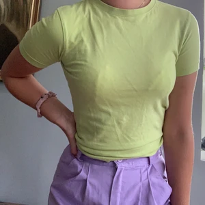 Lime grön baby T - 💗söt baby t som passar till allt! Barnstorlek 152 men passar bäst på s skulle jag säga. Begagnad men fint skick inget nopprigt. Möts i sthlm/Värmdö eller fraktas för 25 kr💗