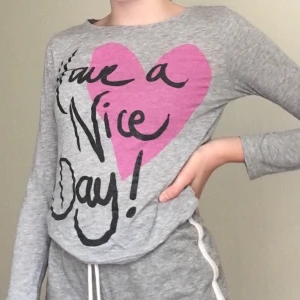 Grå tröja med text 🤍 - Tröja köpt på Lindex för flera år sen och sedan dess väl använd, trots allt i hyfsat skick 🤍 Säljs pga att jag aldrig använder den. Kommer ej ihåg vad den kostat från början. Frakt tillkommer. I barnstorlek 🤍