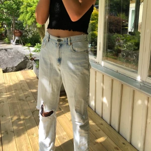  Other stories jeans - Superfina other stores jeans som e slutsålda, det är ljusblåa och har ett hål på högra sidan vid knät!🌸  sitter asbra på✨ Frakt tillkommer!