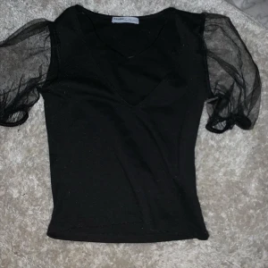 Söt v ringad topp - En söt topp från pull and bear i strl XS tyvärr för liten för mig vid bysten annars hade jag visat passformen☺️ Det är helt oanvänd och endast testad💕 frakt blir 24kr för denna