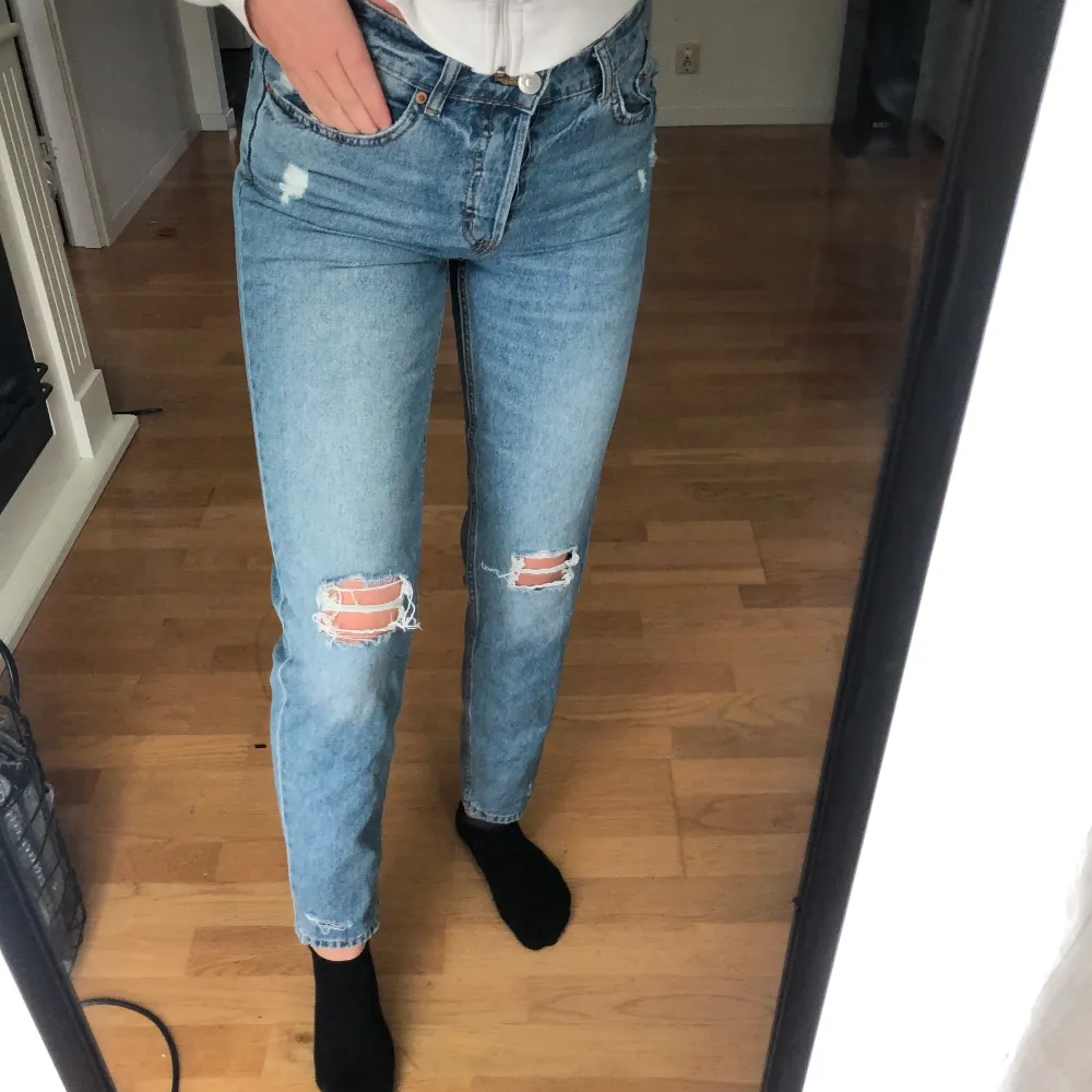 as snygga jeans i färgen blå i storlek 36/38, älskar dom så dom är as skolan och super snygga men dom har tyvärr inte kommit till användning på ett tag❤️❤️. Jeans & Byxor.