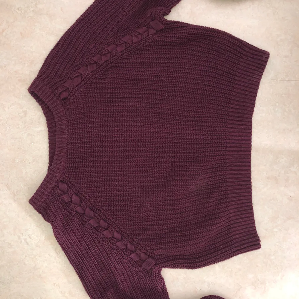 Short sweater. (4 out of 5 points) burgundy color. Can fit size M and size S . Stickat.