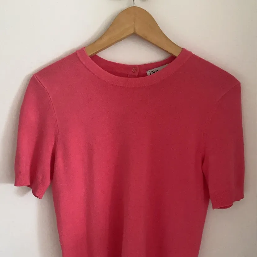 En tröja från zara med kortare ärmar i storlek medium, men sitter som s och passar xs jättefint också:) Bå baksidan har den fungerande knappar. Frakt tillkommer💕. T-shirts.