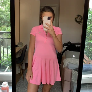 Ralph lauren klänning - Säljer min helt oanvända superfina klänning från Ralph lauren. Storlek 14 ungdom, men passar mig som är en 34/36. Köpt i london. Nypris 500 