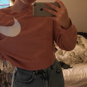 Croppad sweatshirt - En rosa croppad sweatshirt med ett nike tryck, är inte säker vart jag köpte den men originalpriset va 500 kr. Den är knappt använd och säljer för att den inte kommer till användning. Köparen står för frakten😊 skriv privat om du vill ha mer bilder