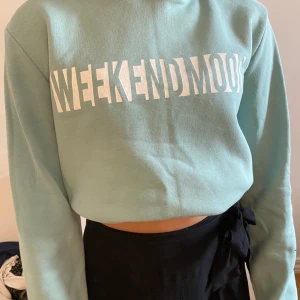 Mint grön hoddie  - Jättefin mint grön hoddie från Ginaticot. Den är inte använd så jätte mycket. Det är en S men jag som är en xxs kan ha den. Den passar xxs-s beroende på hur man vill att den ska sitta