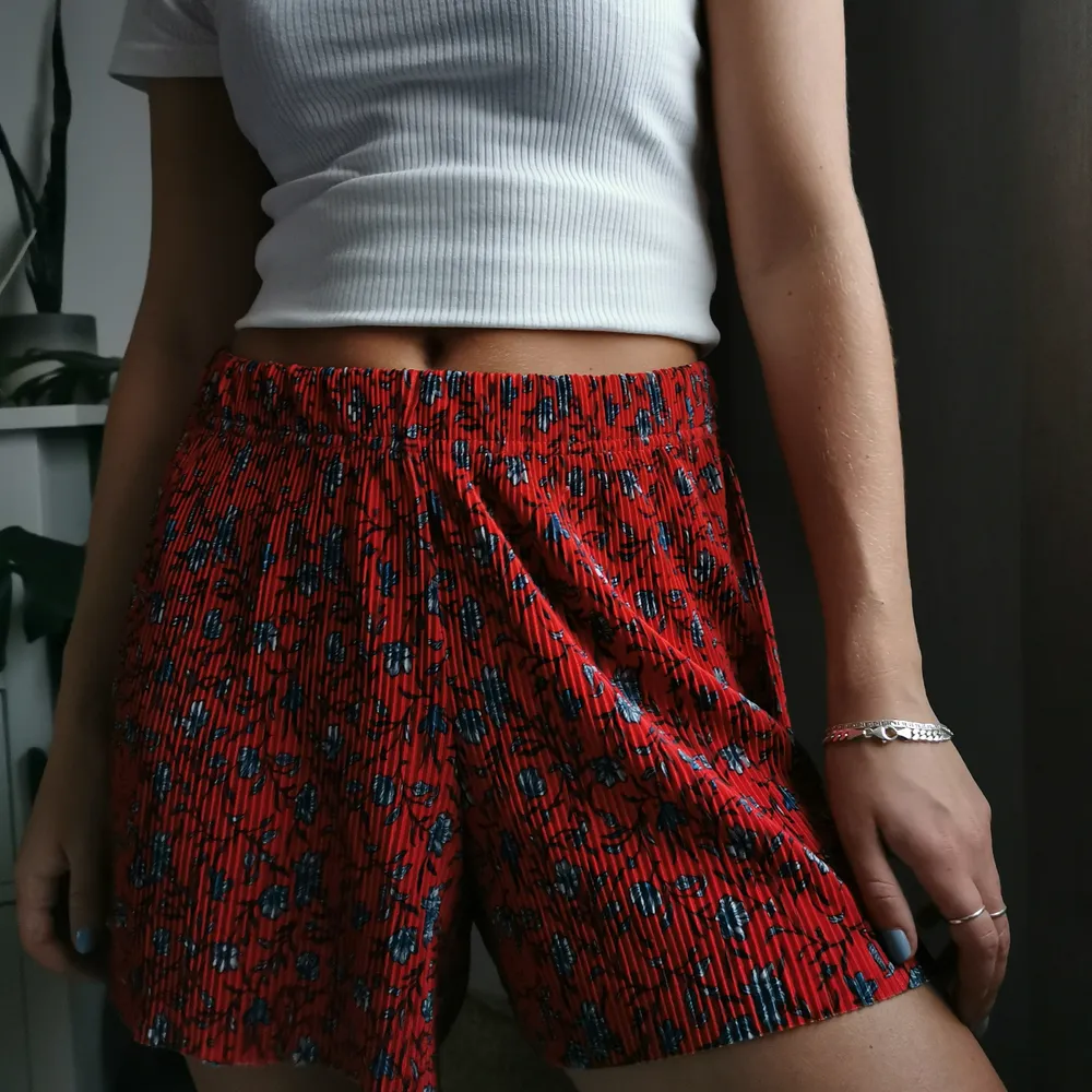 Snygga röda plisserade shorts från Gina Tricot, storlek S, säljes för 150kr, pris kan diskuteras :) . Shorts.