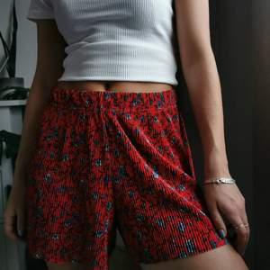 Snygga röda plisserade shorts från Gina Tricot, storlek S, säljes för 150kr, pris kan diskuteras :) 