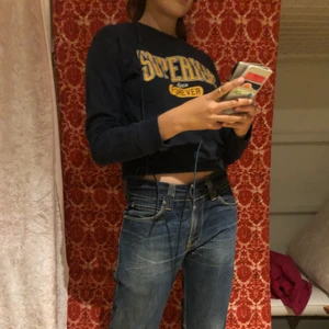 Långärmad tröja med coolt tryck - Mörkblå långärmad tröja med gult tryck, bra skick, från h&m divided. 😎